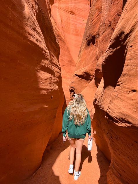 Antelope Canyon Instagram, Antelope Canyon Poses, Antelope Canyon Picture Ideas, Grand Canyon Winter Outfit, Grand Canyon Instagram Pictures, Grand Canyon Hiking Outfit, Utah Instagram Pictures, Antelope Canyon Outfit, Arizona Instagram Pictures