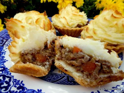 La Différence: Mini Cottage Pies with Duchess Potatoes Duchesse Potatoes, Duchess Potatoes, Mini Cottage, Mini Pie Recipes, Canapes Recipes, St Patricks Day Food, Cottage Pie, Mince Pies, British Food