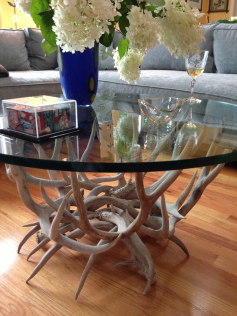 Deer antler coffee table- Chris is going to have to make this for me. He already has a room full of antlers. Antler Coffee Table, Mountain House Decor, Antler Ideas, Antlers Decor, Antler Art, Bone Crafts, Western Furniture, Coffee Table Decor, Log Furniture