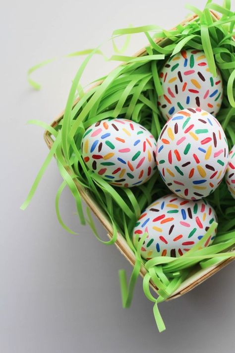 Cool Easter Eggs, Diy – Velikonoce, Diy Sprinkles, Creative Easter Eggs, Painted Eggs, Decorated Eggs, Easter Egg Dye, Easter Egg Designs, Easter Egg Crafts