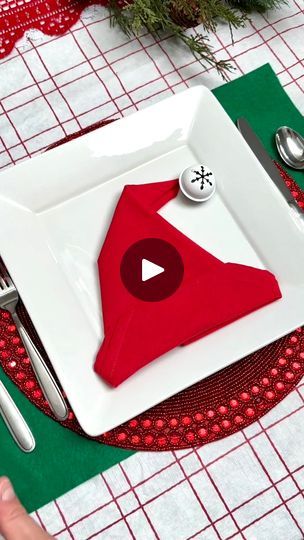 December Decorations, Christmas Napkin Folding, Easy Napkin Folding, Paper Napkin Folding, Holiday Dinner Table, Red Napkins, Diy Napkins, Table Napkin, Christmas Hacks