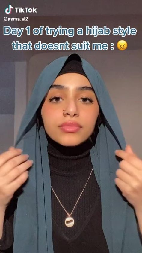 Épinglé sur styling How To Wrap Hijab, Hajib Fashion, Business Casual Womens Fashion, Fashion Date Night, Hijab Turban Style, Turban Tutorial, Simple Hijab Tutorial, Fashion Airport, Country Outfit