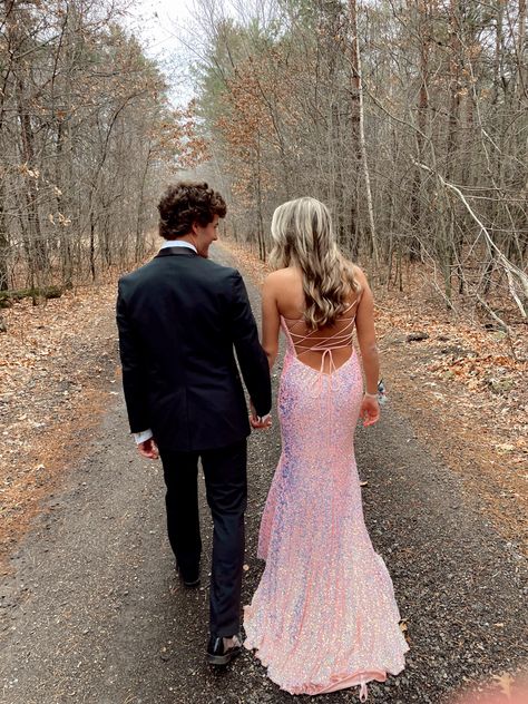 Bf And Gf Prom Pictures, Prom Date Poses Couple, Truck Prom Pictures, Fun Prom Pictures Couples, Prom Pic Ideas For Couples, Cute Prom Poses For Couples, Cute Couple Prom Pictures, Prom Pics For Couples, Prom Photoshoot Ideas Couple