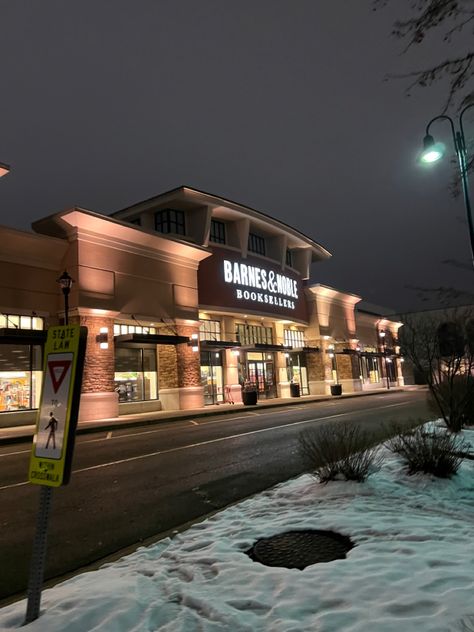 Barnes And Noble Aesthetic New York, Crossword Bookstore Aesthetic, Working At Bookstore, Working At Barnes And Noble, Barnes N Noble Aesthetic, Working At A Bookstore Aesthetic, Bookstore Worker Aesthetic, Barnes And Noble Photoshoot, Barns And Noble Aesthetic