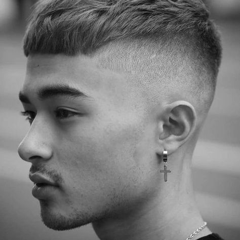 Men with ear jewelry are a thing. Just ask Lil Nas X, Harry Styles and any K-pop star.It glistens, it sways, it frames your face. It’s the dangly earring, and it’s hanging from men’s lobes everywhere.Lil Nas X, the rapper cowboy, often pairs his fringed western jackets with a gold cross swinging from his left ear.Odell Beckham Jr., the heavily tattooed N.F.L. wide receiver, prefers wearing a gold cross on his right ear, whether he’s in his Cleveland Browns uniform or a Thom Browne tuxedo. Hanging Cross Earrings Men, One Earring Trend Men, Mens Hanging Earrings, Cross Piercing Men, Mens Cross Earrings, Boys Ear Piercing Men, Dangly Earrings Men, Guys With Earrings, Earrings Men Style