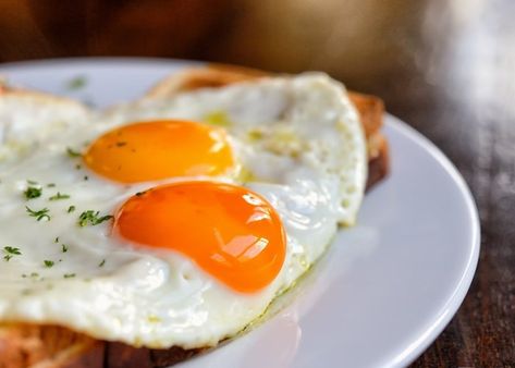 ¿Cómo hacer un huevo frito perfecto? Menu Sarapan Sehat, Miso Butter, Nutrition Store, Breakfast Prep, Perfect Eggs, Huevos Fritos, French Bakery, Fried Eggs, Bakery Cafe