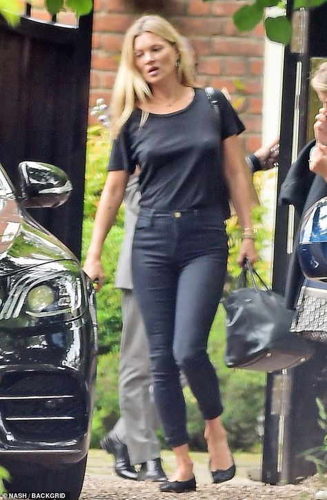 Off-duty beauty: Kate Moss opted for a low-key look, going braless in a black tee and skinny jeans, as she ran errands near her north London home on Thursday French Girl Outfits, Kate Moss Street Style, Moss Fashion, Kate Moss Style, London Home, Daily Fashion Inspiration, North London, Kate Moss, Street Style Looks