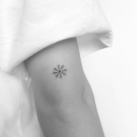 Snowflake Tattoo Fineline, Dainty Christmas Tattoos, Snow Related Tattoos, Small Winter Tattoo Ideas, Snow Flake Tattoos For Women, Snowflake Fine Line Tattoo, Christmas Inspired Tattoos, Winter Tattoo Ideas Nature, Winter Tattoo Ideas Snow