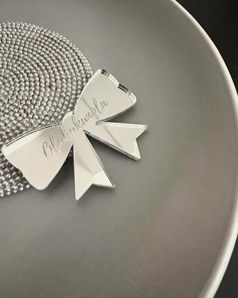 Personalised Acrylic Mirror Bow Name Place Cards Personalize your wedding or event with these bow shaped name place cards. Laser cut from 1/8” (3mm) acrylic and available in a variety of color options. Size: 2.2” x 1.5” ⁠•⁠ •⁠ •⁠ #CustomByKhrissy #SmallBusinessUK ⁠ #CraftersOfInstagram⁠ #Ukbusinessowner #Ukbusinessowners #Entrepreneuruk #Shopsmallbusinessuk #Smallbusinessowneruk⁠ #ExplorePage⁠ #LaserCutting #SmallBusinessBranding ⁠ #BlackOwned⁠UK⁠ #StickersOfInstagram⁠ #BlackWomanOw... Bow Mirror, Small Business Uk, Acrylic Signage, Shape Names, Name Place Cards, Event Sign, Small Business Branding, Bar Menu, Acrylic Mirror