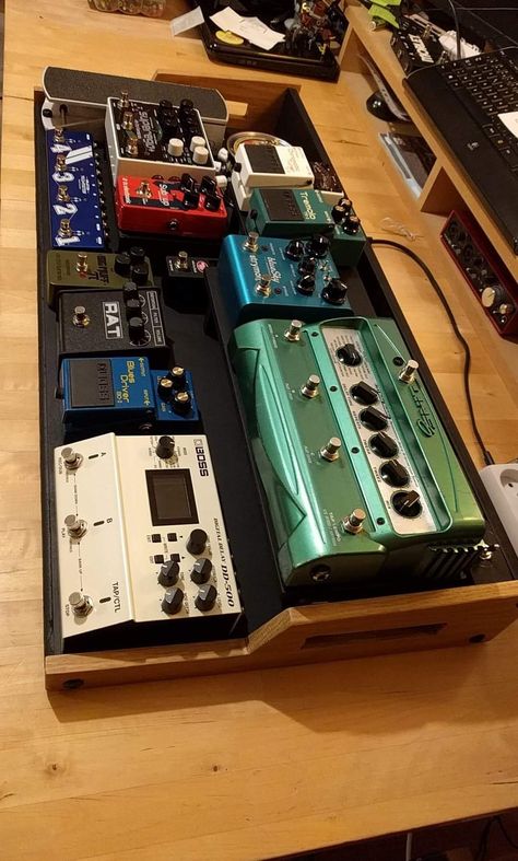 Pedalboard Design, Pedalboard Ideas, Diy Pedalboard, Desk Stands, Guitar Pedal Boards, Pedal Boards, Guitar Diy, Guitar Tech, Types Of Guitar