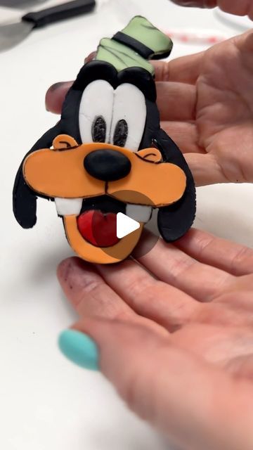 Goofy Cake Disney, Goofy Cake Ideas, Disney Characters Goofy, Goofy Cake, Cake Chart, Fondant Figurine, Sugar Flowers Tutorial, Goofy Disney, Flowers Tutorial