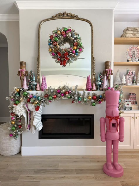 The most gorgeous colorful Christmas decor for your mantel and living room! Simple Colorful Christmas Decor, Christmas Decor Ideas Colorful, Colorful Christmas Mantle, Eclectic Christmas Decorations, Vintage Colorful Christmas, Funky Christmas Decor, Christmas Decor Colorful, Mantle Christmas Decor Ideas, Colorful Vintage Christmas