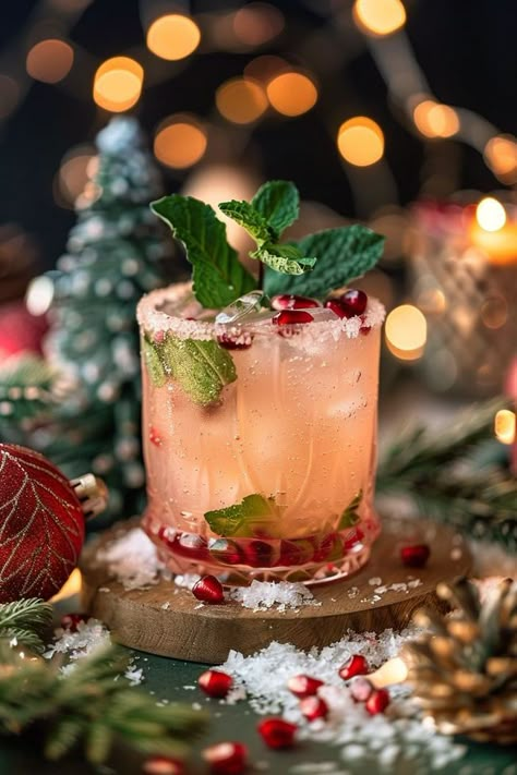 Grinchy Minty Spicy Smash Holiday Cocktail And Mocktail Recipes, Sweet And Spicy Cocktail, Cocktail With Mint, Cocktail Contest, Drink Garnish, Easy Holiday Cocktails, Christmas Cocktails Easy, Fizz Cocktail, Cocktails Easy