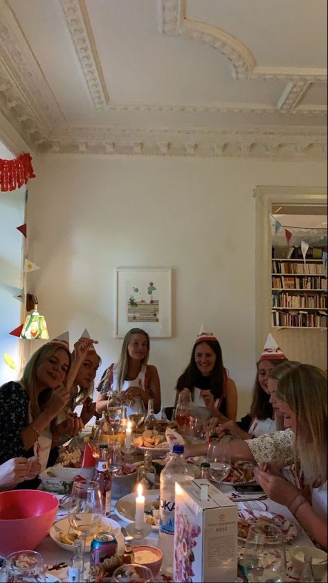 16 Birthday House Party Ideas, Uni House, 20th Bday, Birthday Inspo, Bday Girl, 17th Birthday, 20th Birthday, Friend Goals, Summer Dinner