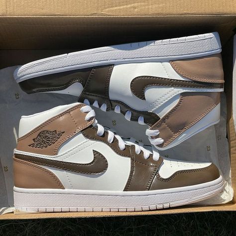 Air Jordan 1 Brown, Brown Jordan 1, Custom Air Jordan 1, Fall Fashion Shoes, Pjo Dr, Обувь Air Jordan, Custom Air Jordan, Boty Nike, Nike Shoes Girls