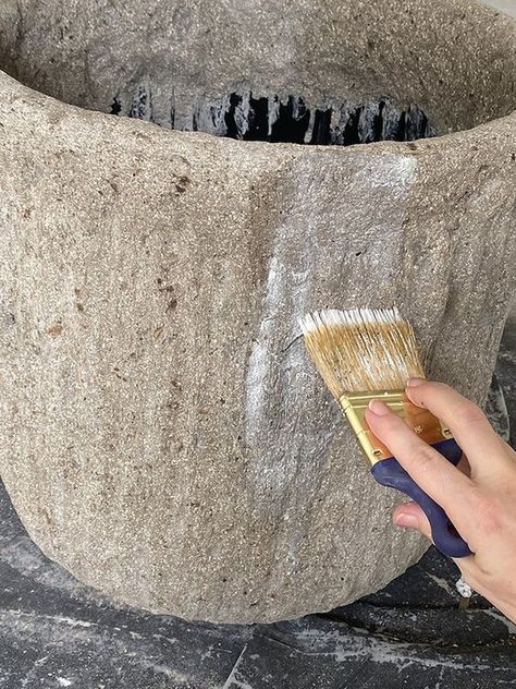 DIY Faux Stone Planters - Jenna Sue Design Blog Jenna Sue Design, Jenna Sue, Planter Project, Scrub Corpo, Cement Garden, Diy Concrete Planters, Fake Stone, Concrete Diy Projects, Stone Vase