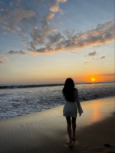 #balibeach #sunset #bali #vacation Bali Girls Trip, Bali Photo Ideas, 2024 Checklist, Bali Aesthetic, Goa Trip, Bali Photography, Cute Friend Poses, Bali Girls, Sunset Beach Pictures