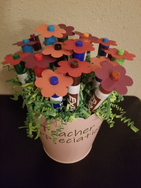 Teacher Appreciation Week Dry Erase Marker Flower Bouquet May 2019 🌼🌸🌺 Bouquet For Teacher, Flower Gift For Teacher, Teacher Bouquet Ideas, Teacher Bouquet, Flower Teacher Gift, Diy Flower For Teachers Day, Teacher Flower Gifts, Flowers For Teachers, Flower Teacher Appreciation