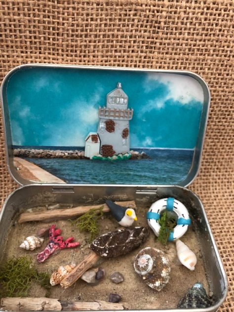 Tin Diorama, Tin Projects, Mint Tin Crafts, Tin Crafts, Matchbox Crafts, Tin Can Art, Altoid Tin, Doll Scenes, Dyi Gifts