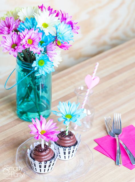 Flowers Mom will love! Flower Pot Cupcakes | Smarty Had A Party Flower Pot Cupcakes, Cupcake Flower Pots, Cupcake Flower, Spring Events, Cupcake Tutorial, Cupcake Decor, Diy Cupcakes, Unique Bouquet, Diy Flower Pots