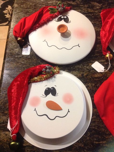 Pot lid and pie tin snowman I made Diy Snowman Crafts, Lid Crafts, Pie Christmas, Snowmen Crafts, Snowman Crafts Diy, Pie Tin, Ornament Craft, Pizza Pan, Diy Snowman