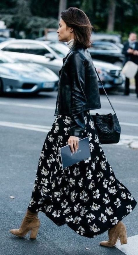 Long Winter Dresses, Floral Skirt Outfits, Floral Dress Outfits, Winter Boots Outfits, Maxi Skirt Outfits, Winter Dress Outfits, Skirts With Boots, Floral Dresses Long, Mode Chic