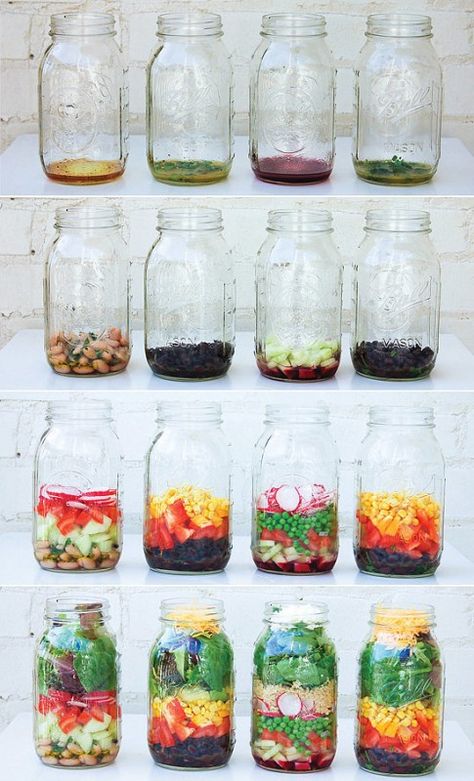 Mason Jar Lunch, Jar Salad, Mason Jar Salad, Mason Jar Meals, Smoothie Detox, Salad In A Jar, Meals In A Jar, Idee Pasto Sano, Healthy Salads