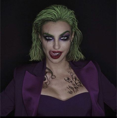 #halloween #halloweencostumes #halloweencostume #halloweenmakeup #halloweenparty #cosplay #halloweendecor #happyhalloween #costume Joker Halloween Makeup, Halloween Smink, Joker Halloween Costume, Joker Joker, Female Joker, Halloweenský Makeup, Kostuum Halloween, Joker Halloween, Joker Makeup