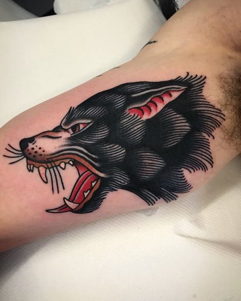 Traditional Back Of Neck Tattoo, Wolf Tattoo Traditional, Black Flash Tattoos, Coyote Tattoo, Traditional Tattoo Man, Fenrir Tattoo, Watercolour Tattoo, Traditional Black Tattoo, Tattooed Woman