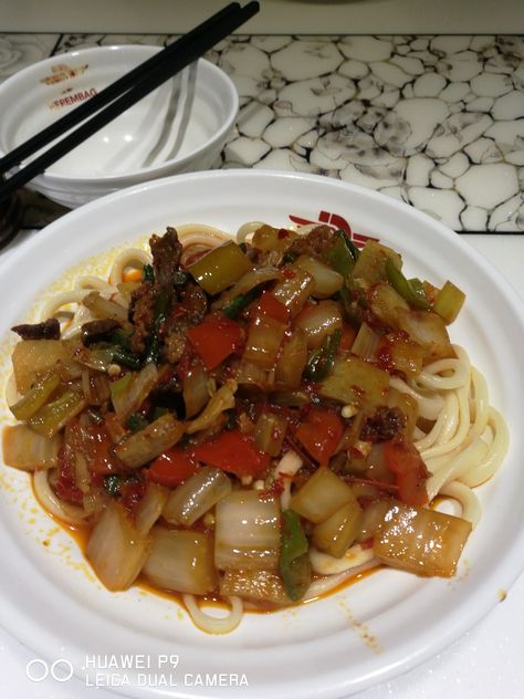 Uyghur traditional food. Lagman. Uyghur Food, Turkey Today, Turkish Sweets, Turkish Kitchen, Homemade Noodles, Fish And Meat, Fresh Fruits And Vegetables, Turkish Recipes, Yummy Yummy