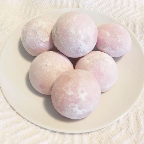 Snacks Japonais, Bakery Aesthetic, Pink Snacks, Strawberry Mochi, Japanese Candy, Japanese Dessert, Yummy Comfort Food, Japanese Snacks, Kawaii Food