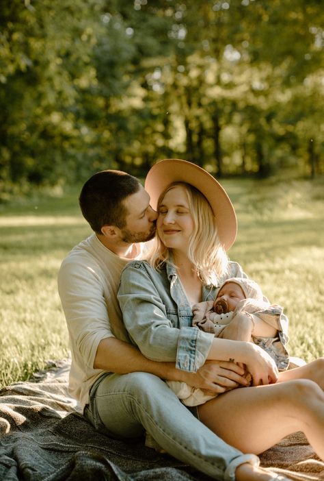 Outdoor Pictures With Newborn, Family Pics With Newborn Outside, Summer Newborn Family Pictures, Family Pics With Infant, Newborn Photo Shoot Outside, Newborn Lifestyle Outdoors, Family Session With Newborn Outdoors, Family Of 3 Photoshoot Newborn, Family Pictures With Newborn Outdoor