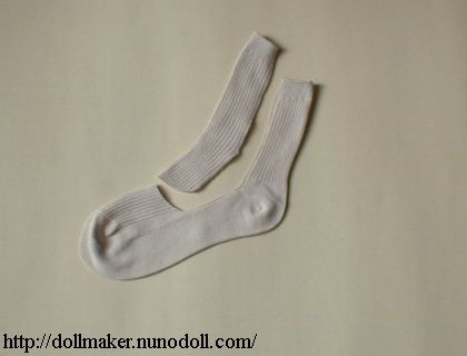 Cut a sock Habit Barbie, How To Make Doll, Socks Ideas, Doll Socks, Make Doll, Doll Shoe Patterns, American Girl Diy, Making Shoes, American Girl Patterns