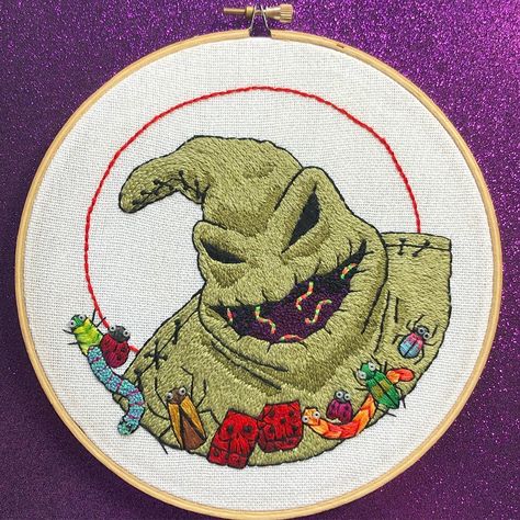 Robyn 💚 on Instagram: “I’m the Oogie Boogie Man 🐍🕷🕸🎲🎯🎤🎅🏼 What a fun piece. This piece was a lot of firsts for me. Splicing thread together, using primarily chain…” Embroidery Tim Burton, Oogie Boogie Bugs, Oogie Boogie Man, Danny Elfman, Oogie Boogie, Jack Skellington, Chain Stitch, Tim Burton, Nightmare Before Christmas