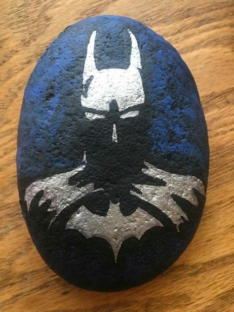 Batman Painted Rocks, Batman Rock Painting, Character Movie, Stone Art Painting, Painted Rocks Kids, Rock And Pebbles, Painted Rocks Diy, Rock Painting Patterns, Galaxy Painting