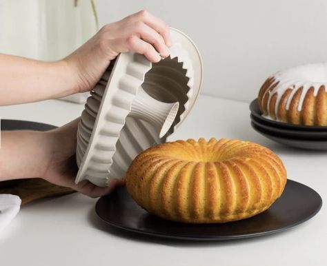 Magic Cake, Bundt Cakes, Strawberry Desserts, Cooking Gadgets, Cake Baking, Baking Molds, Bundt Cake, Cake Mold, Cake Pans