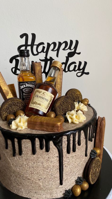 Cake with miniature alcohol bottles 40 Years Cake Men, Birthday Cake For 21 Year Old Guy, 21st Birthday Cakes For Men, 50 Years Birthday Cake, 18th Birthday Cake For Guys, Festa Jack Daniels, Cheetah Birthday Cakes, 21st Birthday Cake For Guys, Birthday Cake For Men