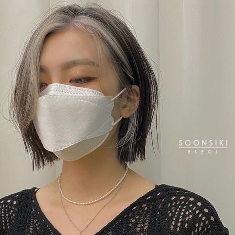 Short Straight Haircuts With Layers, Peekaboo Hair Color With Undercut, Japanese Haircut, Korean Hair Color, Korean Short Hair, Hair Color Streaks, Asian Short Hair, Hair Streaks, Shot Hair Styles