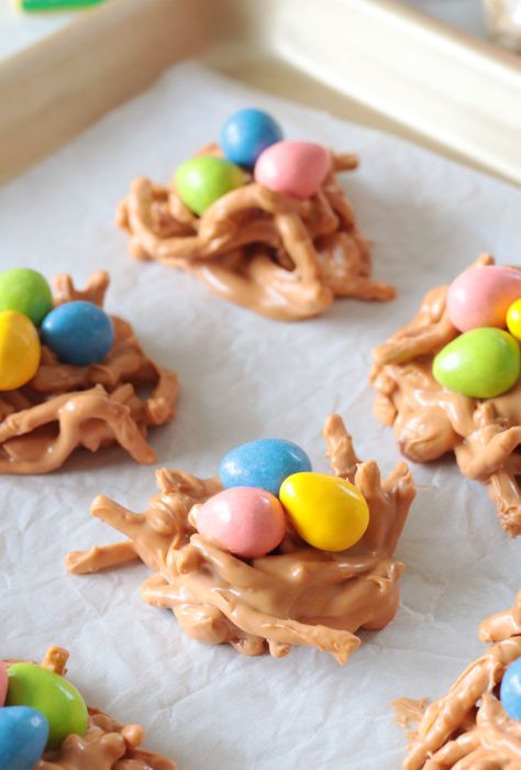 Birds nest cookies are a classic no-bake treat! Made with butterscotch chips, chow mein noodles, peanuts, and chocolate egg candies! Butterscotch Peanut Butter, Easter Birds Nest, Birds Nest Cookies, Butterscotch Cookies, Easter Nests, Peanut Butter Eggs, Candy Egg, Bird Nests, Chow Mein Noodles