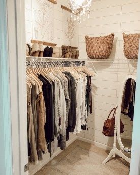 Boho Closet Aesthetic, Walk In Closet Inspiration Farmhouse, Bedroom Without A Closet, Boutique Walk In Closet, Country Closet Ideas, Boho Walk In Closet, Boho Closet Ideas, Clean Girl Closet, Cute Closet Ideas