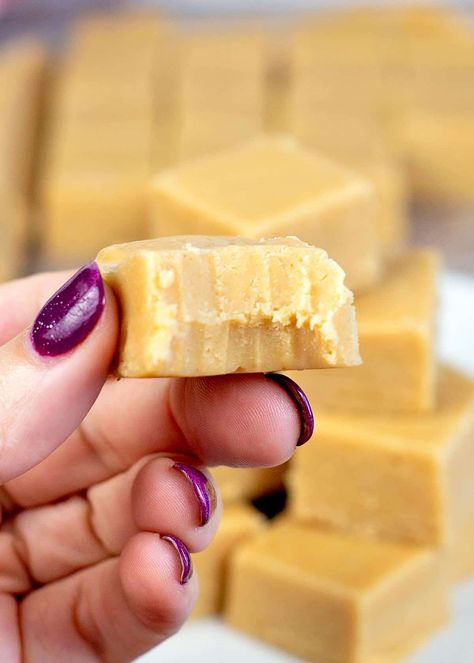 This Easy Peanut Butter Fudge Recipe with sweetened condensed milk is made with only 4 ingredients and can be whipped up in just about 10 minutes! This simple microwave fudge recipe is sweet, creamy, and oh-so peanut buttery. You’ll impress anyone lucky enough to be given a piece (or two.) Peanut Butter Fudge is perfect for holiday cookie trays and gift-giving. Microwave Peanut Butter Fudge, Peanut Butter White Chocolate, Butter Candy, Peanut Butter Fudge Recipe, Vegan Fudge, Peanut Butter Fudge Easy, Low Sugar Desserts, Microwave Fudge, Pinterest Christmas