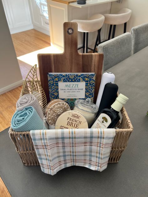 Cookbook Wedding Gift Basket, Serving Tray Gift Basket Ideas, Cookbook Gift Basket, Cooking Gift Basket, Cheeseboard Gift Basket Ideas, Cheese Board Gift Basket, Picnic Basket Gift Ideas, Housewarming Gift Basket, Cooking Gifts Basket