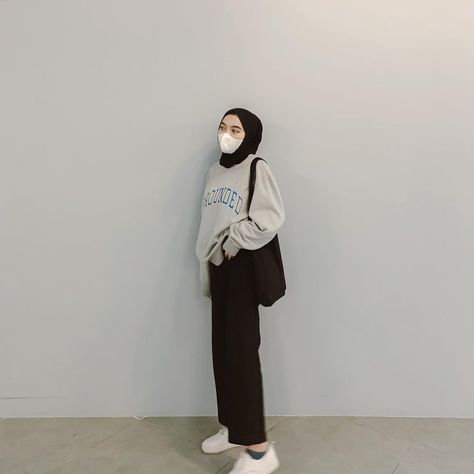 1.398 Suka, 24 Komentar - 𝑽𝒆𝒃𝒓𝒊𝒂𝒏�𝒊𝒆 𝑨𝒒𝒊𝒍𝒂 (@vebrianieamz) di Instagram: “mask on” Instagram Mask, Oversize Outfit, Casual Hijab Outfit, Muslim Fashion Hijab, Hijabi Outfits Casual, Muslim Fashion Outfits, Sweater Oversize, Hijab Fashion Inspiration, Outfit Hijab