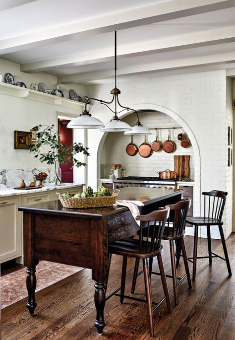 High Top Kitchen Island, Cottage Kitchen Inspiration, Unfitted Kitchen, Cozy Eclectic, Georgian Revival, Traditional Style Kitchen, Georgian Style Homes, Modern Colonial, Classic Kitchens