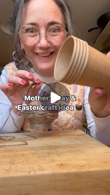 Crafts Using Paper Cups, Paper Cup Basket Weaving, Paper Cup Weaving, Paper Cup Crafts Decoration, Paper Cup Design Ideas, Paper Cup Basket, Cup Weaving, Easter Candle Holders, Cup Basket