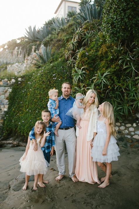 Family Pictures + a Few Tips For Making Them Easier - Kailee Wright Wright Family, Kailee Wright, Picture Tips, Newborn Family Photos, Money Shot, Pumpkin Patches, Ivy Style, Family Picture Outfits, Family Portrait Photography