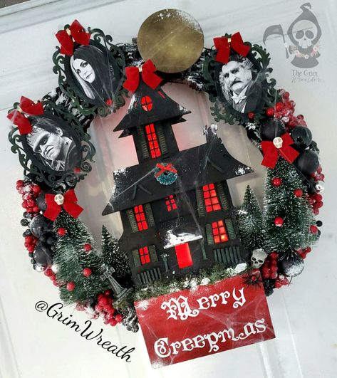 Creepy Christmas Wreath, Horror Crafts, Horror Christmas, Wreath Inspiration, Scary Christmas, Christmas Horror, Holiday Wreaths Diy, Creepy Christmas, Trick R Treat