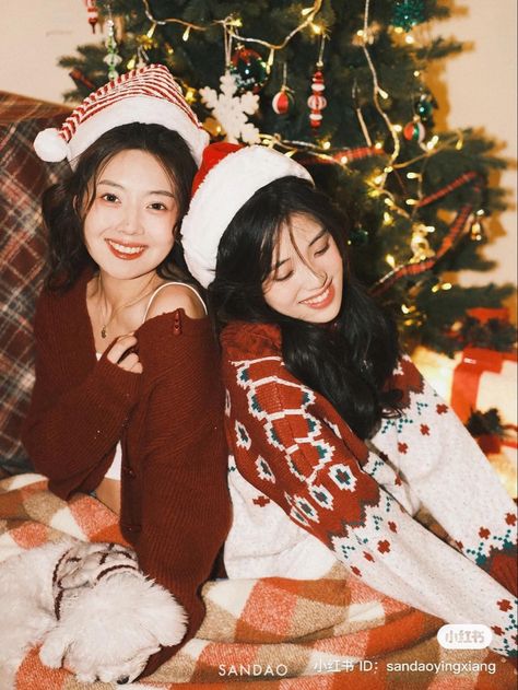 Poses Christmas, Christmas Reference Photo, Christmas Reference, Christmas Posing Ideas, Christmas Group Photoshoot Friends, Friend Group Christmas Photoshoot, Christmas Pose Reference, Korean Christmas Photoshoot, Bestie Photoshoot Ideas Christmas