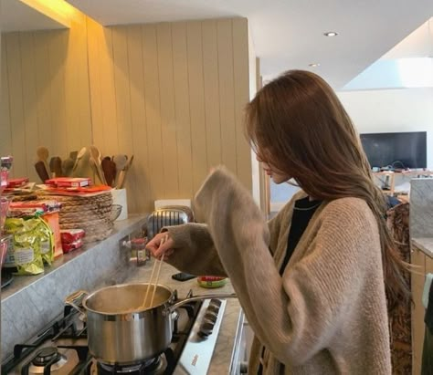 Back Of Hair Aesthetic, To The Beautiful You, Ulzzang Korea, Girl Cooking, Korean Aesthetic, Cooking Food, I Got It, How To Pose, Insta Photo Ideas