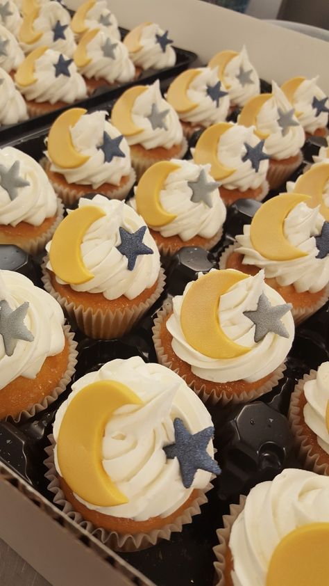 Moon Star Cupcakes, Sun And Moon Cupcakes, Moon Cupcakes Ideas, Star Themed Cupcakes, Moon And Star Cupcakes, Over The Moon Cupcakes, Baby Shower Celestial Theme, Baby Shower Baked Goods, Moon Baby Shower Cake